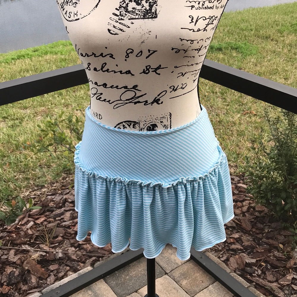 Fleurish stripped mini skirt. NW0T